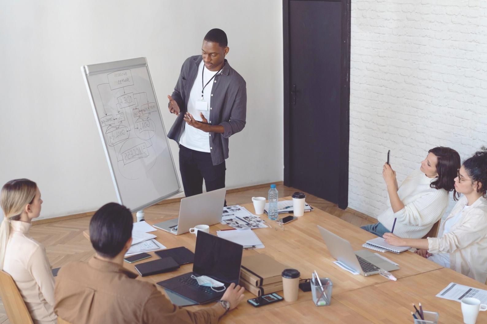 Serverraum mit professioneller IT-Infrastruktur