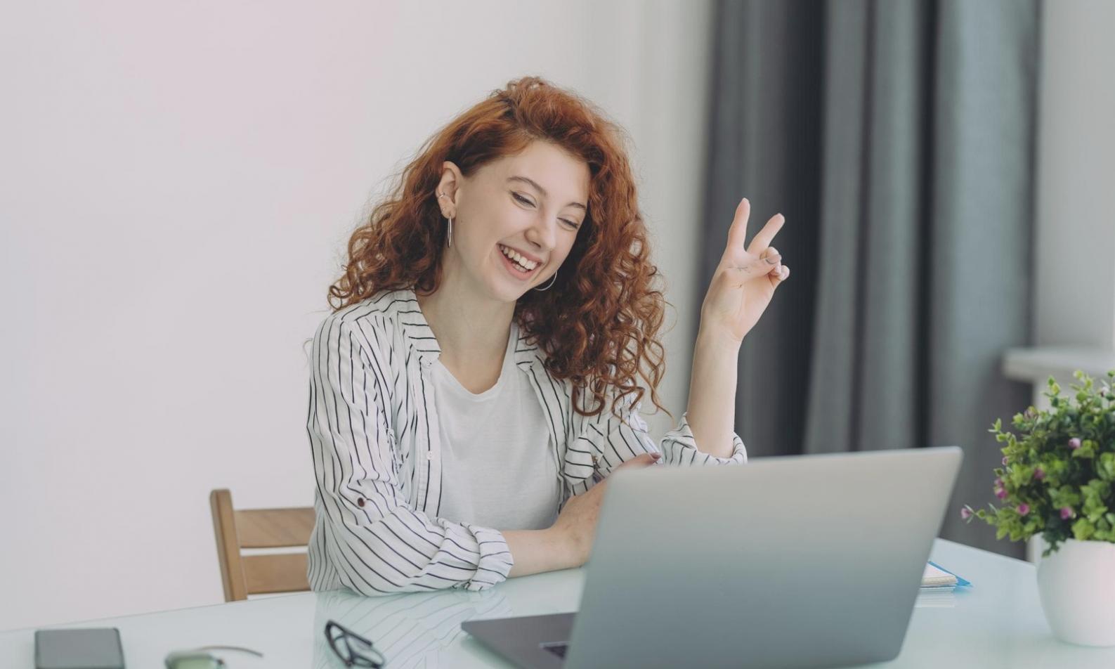Mentor erklärt Finanzkonzepte an einem Whiteboard