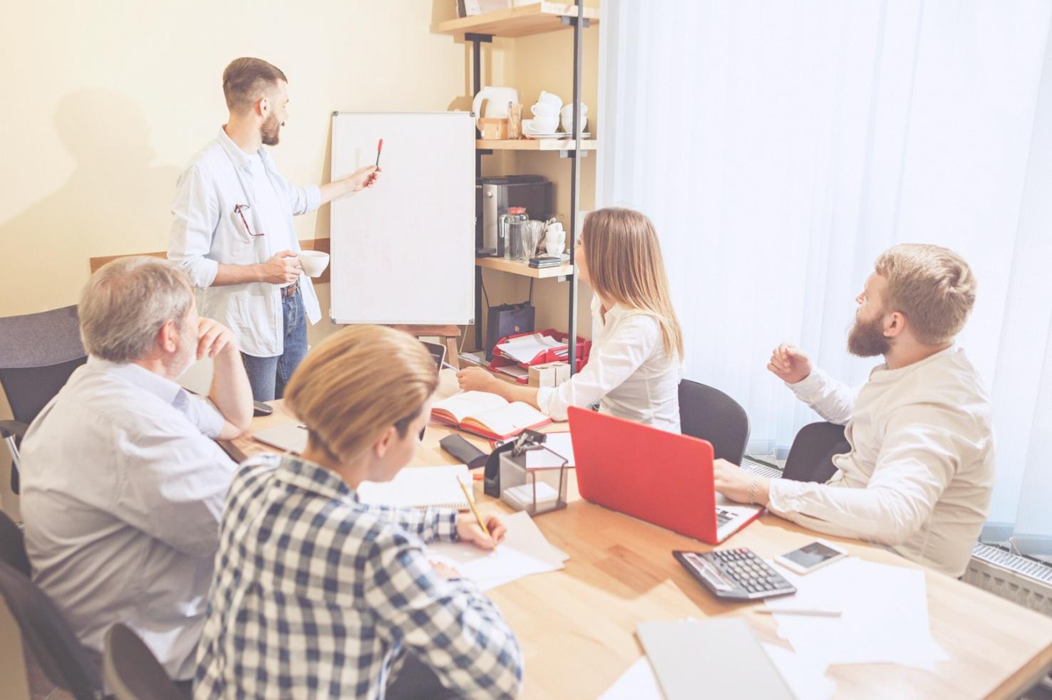 Studenten arbeiten an Finanzanalysen am Computer
