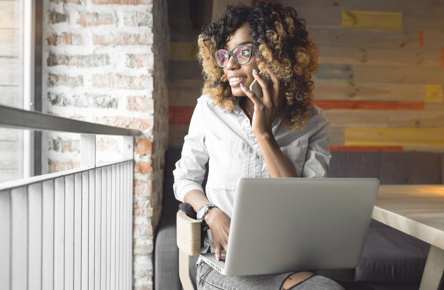 Geschäftsleute bei einer Besprechung zeigen vertrauensvolle Zusammenarbeit
