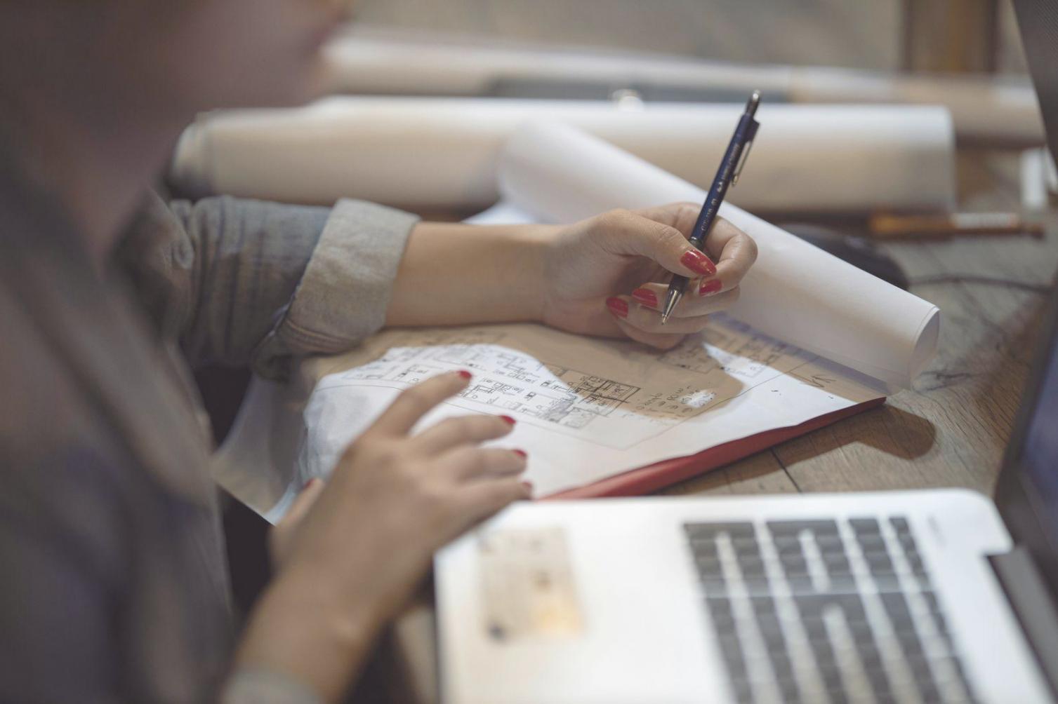 Moderne Arbeitsplätze mit mehreren Monitoren für Finanzanalyse