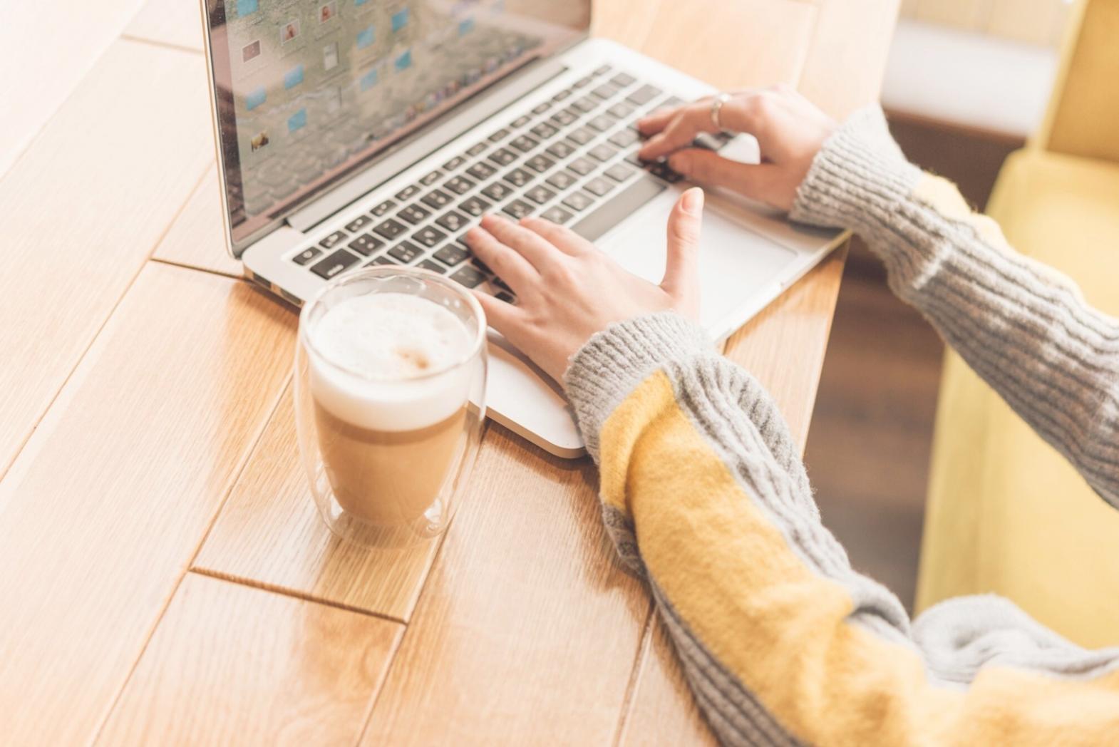 Panoramaansicht eines modernen Konferenzraums für Finanzberatung