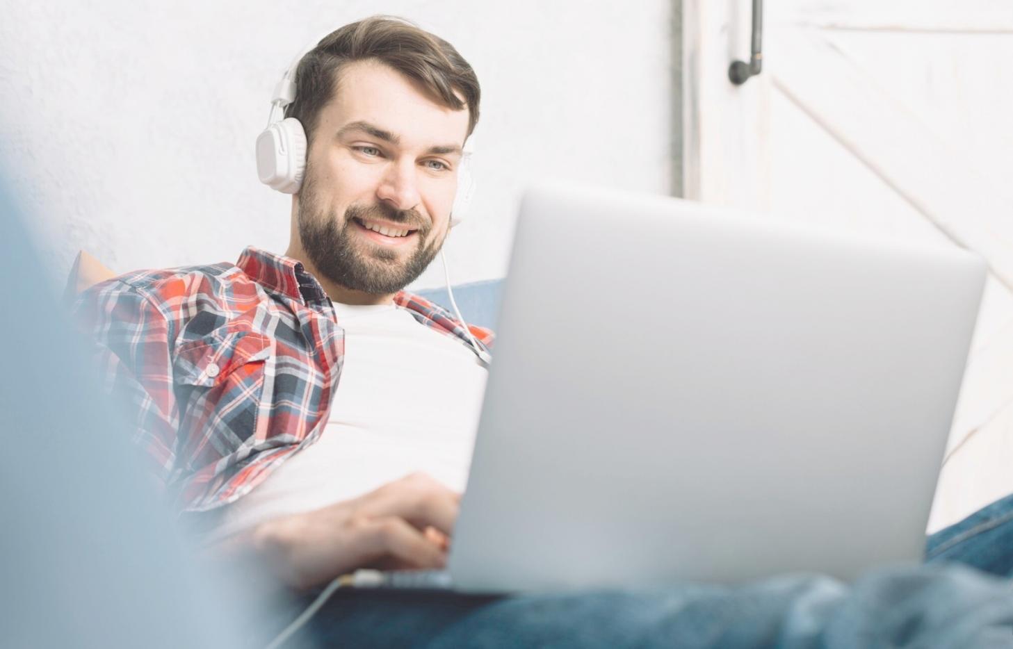 Moderne Arbeitsplätze mit Monitoren zeigen Finanzanalysen