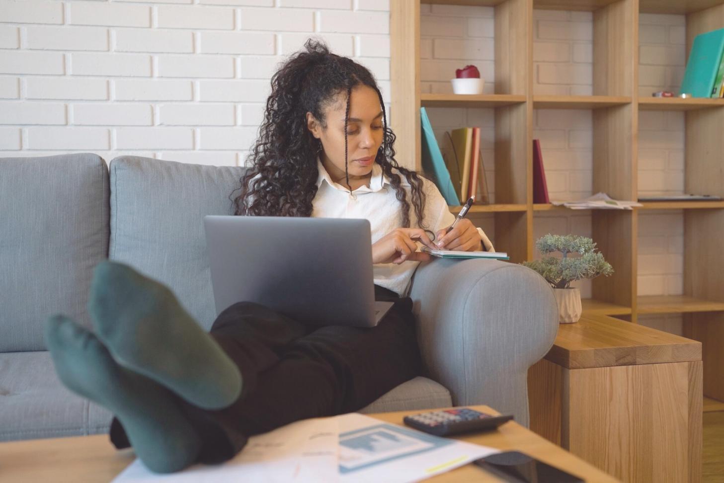 Detailaufnahme von Finanzunterlagen und Graphiken