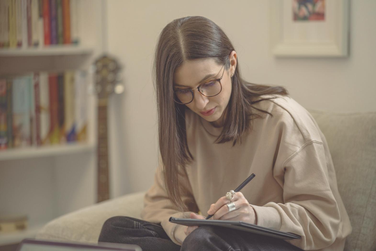 Modernes Bürogebäude mit Glasfassade symbolisiert professionelle Finanzberatung